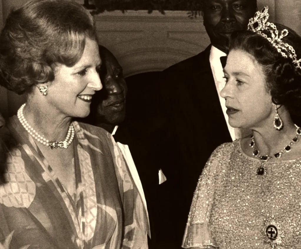 Thatcher y la reina Isabel II, en 1979, tres años antes de la guerra de las Malvinas. "Eran dos mujeres fuertes. Se respetaban. La reina no quería ni competencia ni tensión entre ellas". destaca Phillips.