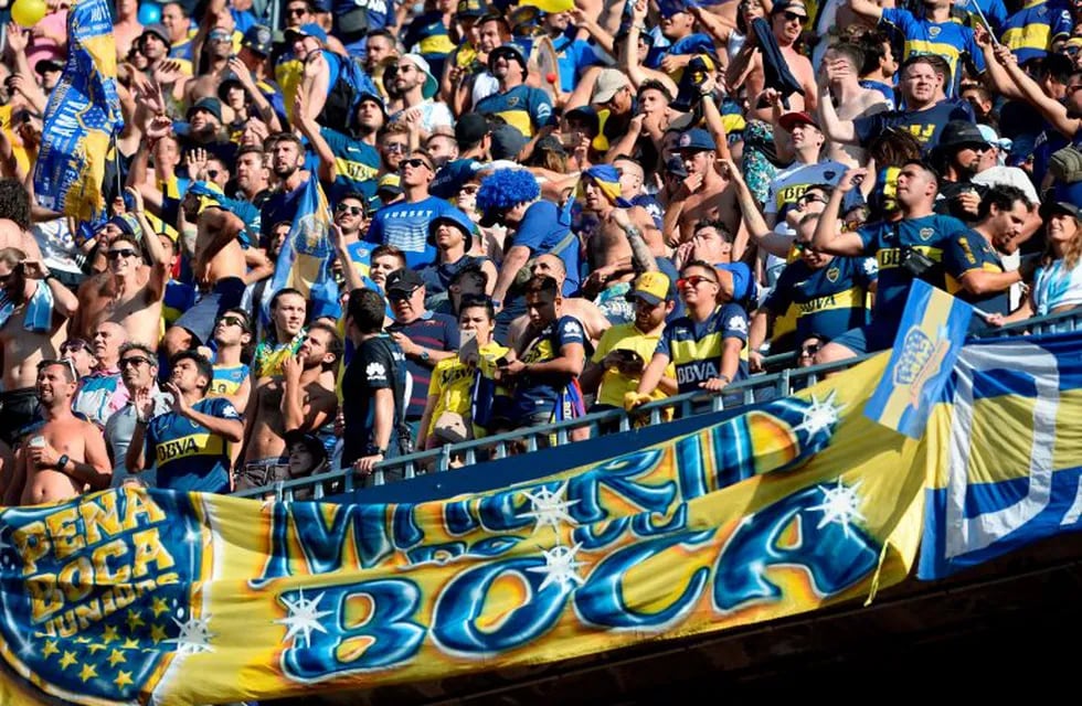 Los hinchas de Boca tiñeron de azul y oro el Camp Nou. Foto: AFP.