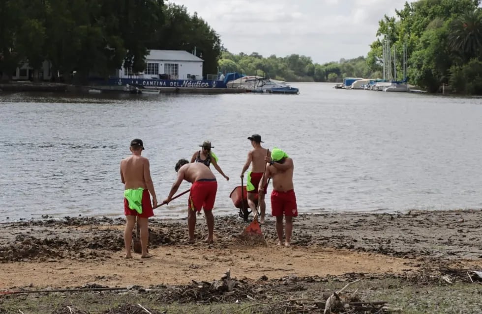 Limpieza de playas públicas en Gualeguaychú