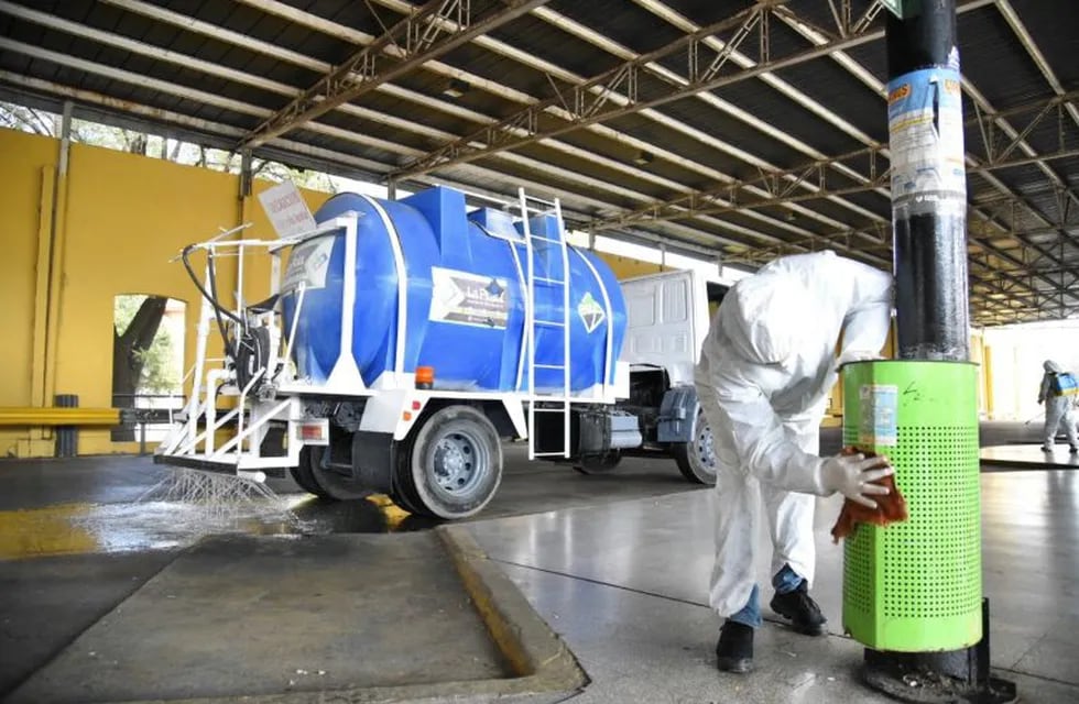 La Municipalidad de La Plata refuerza las tareas de desinfección en la terminal de ómnibus (Municipalidad de La Plata)