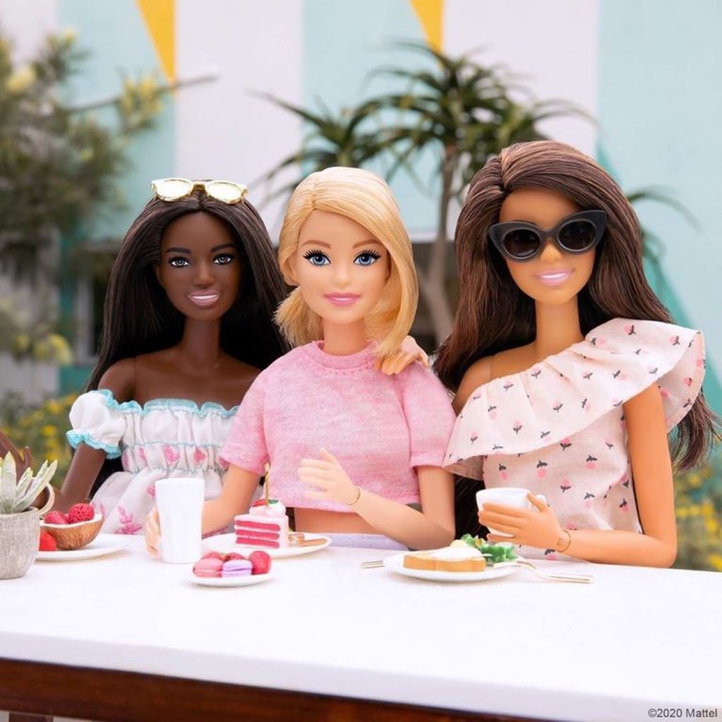 Barbie celebra su cumpleaños con una foto publicada en su Instagram donde tiene un "brunch" con sus amigas. (Instagram/@barbiestyle)