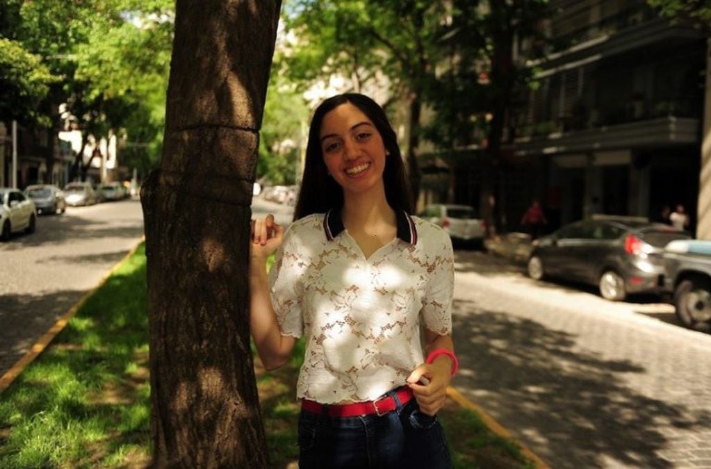Sabrina Francesch, joven de 18 años nacida en el 2000. (Jorge Sánchez/Clarín)