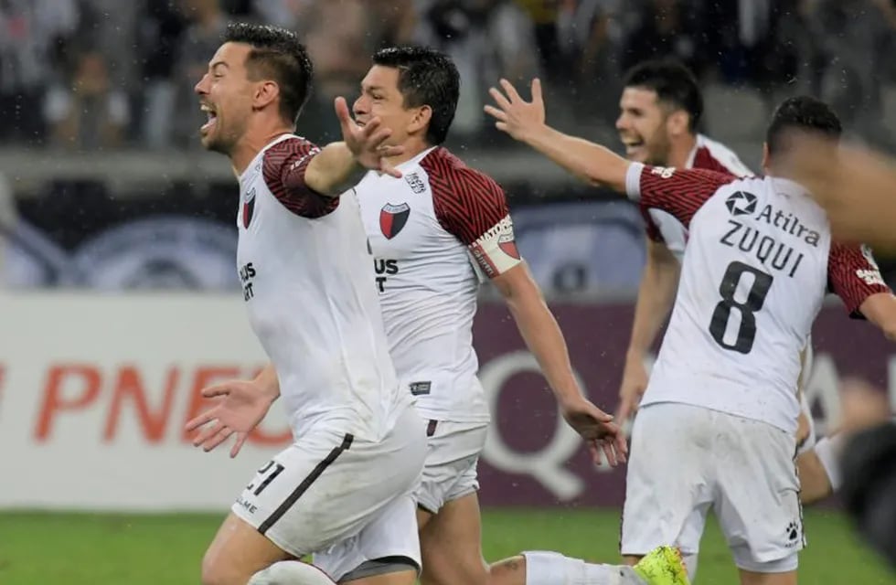 Soccer Football - Copa Sudamericana - Semifinal - Second Leg - Atletico Mineiro v Colon de Santa Fe - Mineirao Stadium, Belo Horizonte, Brazil - September 26, 2019   Colon de Santa Fe's Luis Rodriguez and Federico Lertora celebrate winning the penalty shootout    REUTERS/Washington Alves