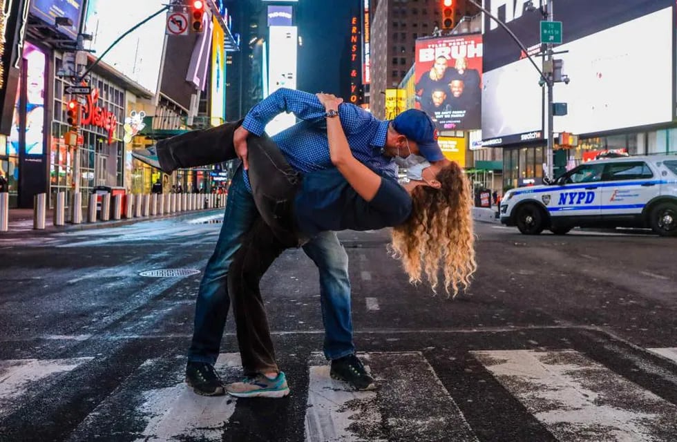 Una pareja con barbijo se besa en medio de una calle en Nueva York (Foto: DPA).