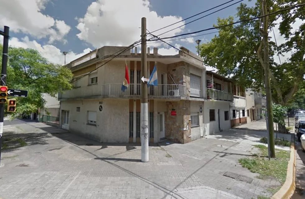 LA sede del Servicio Penitenciario que amaneció baleada está ubicada en Pellegrini y Alsina. (Google Street View)