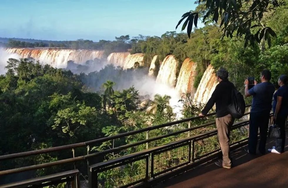 Las Cataratas del Iguazú reciben, por ahora, solamente turismo interno.