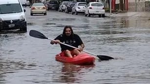 Vecino anduvo en kayak por el barrio.