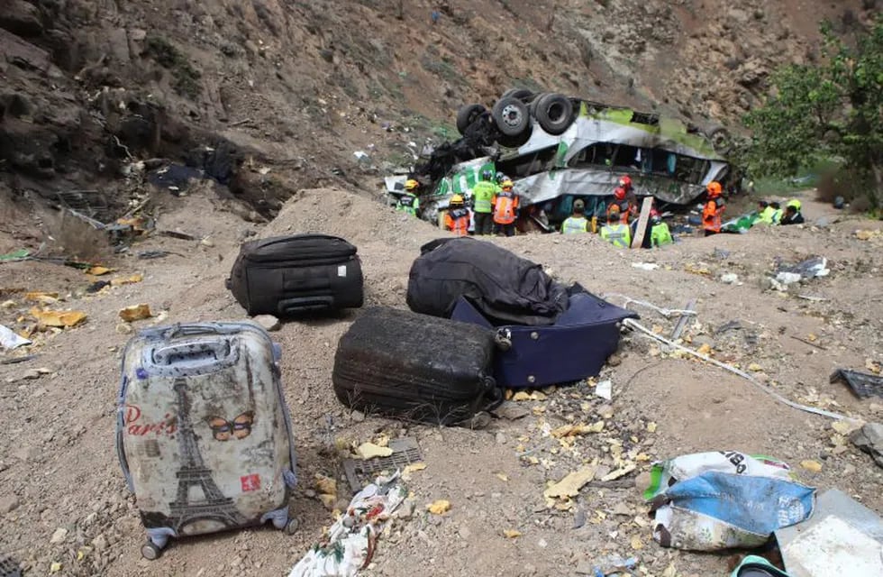 Chile: al menos 20 personas murieron tras la caída de un micro por un barranco.