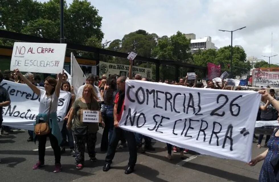 Docentes y estudiantes cortan Paseo Colón en rechazo al cierre de escuelas públicas nocturnas. (Twitter)