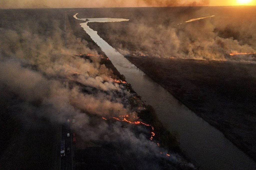 El presidente Alberto Fernández compartió esta imagen de los incendios en el Delta del Paraná y prometió ayuda para combatirlos.