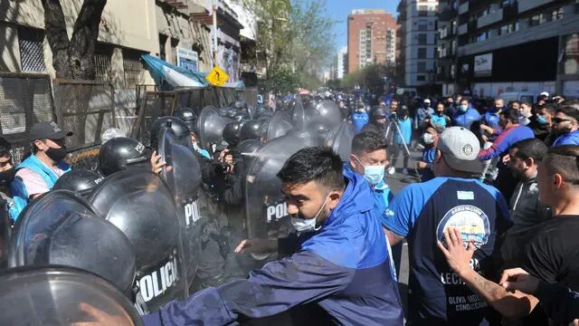 Tensión entre la Policía y manifestantes durante una protesta en Boedo