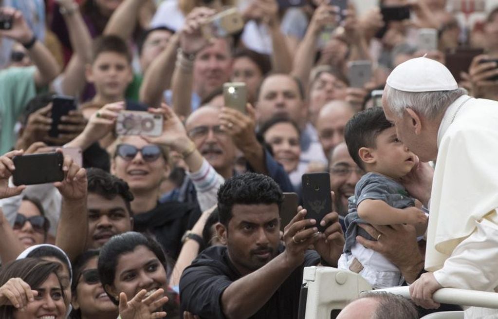 El papa Francisco besa a un niño durante la audiencia. Crédito: EFE/ Maurizio Brambatti.