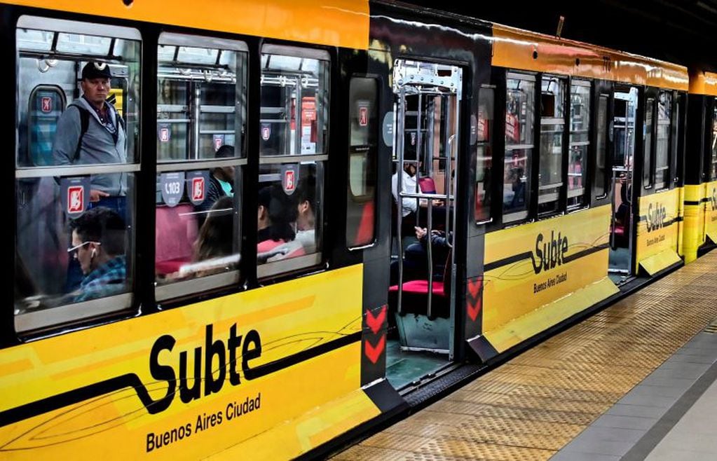 El servicio del subte y el premetro adelantó su inicio y comenzó a funcionar a las 7 de la mañana, una hora antes de su cronograma habitual de domingo.