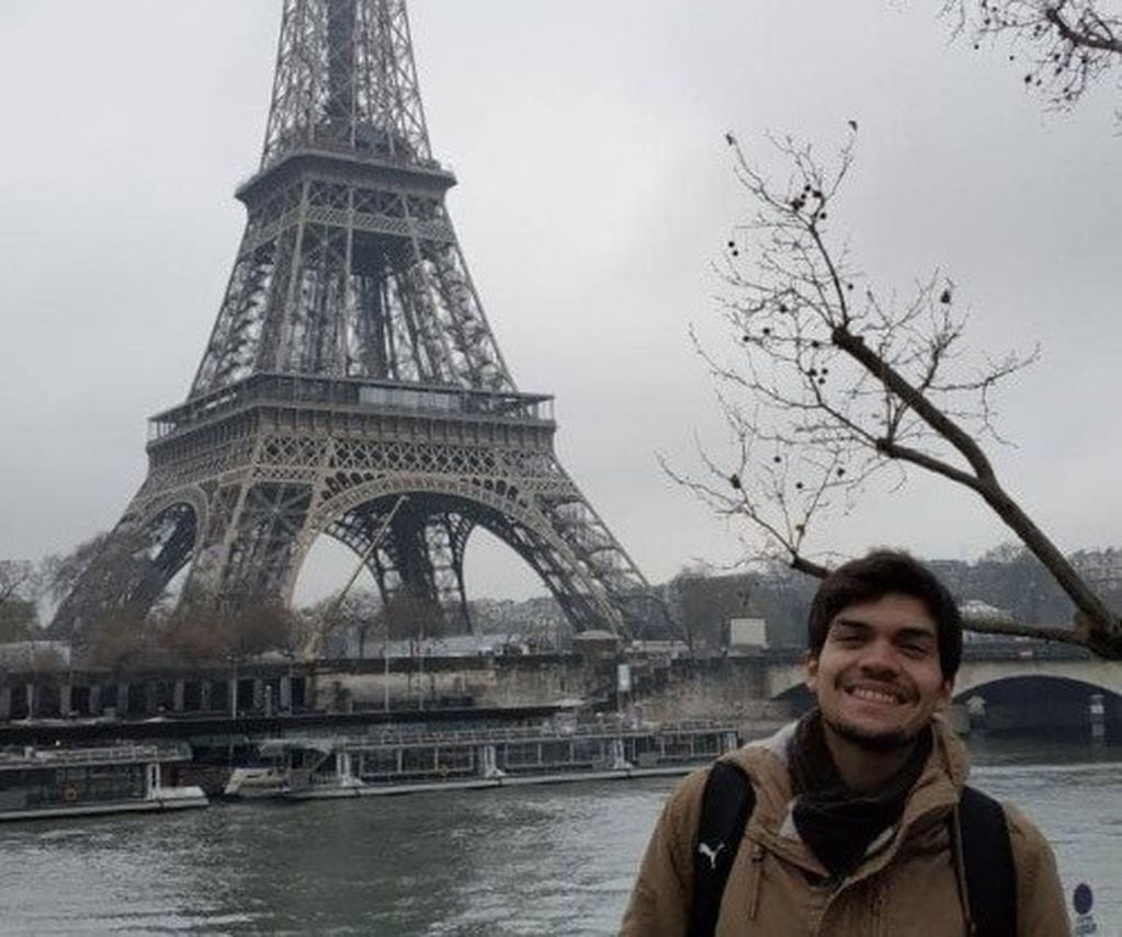 Luciano Sepúlveda frente a la Torre Eiffel.