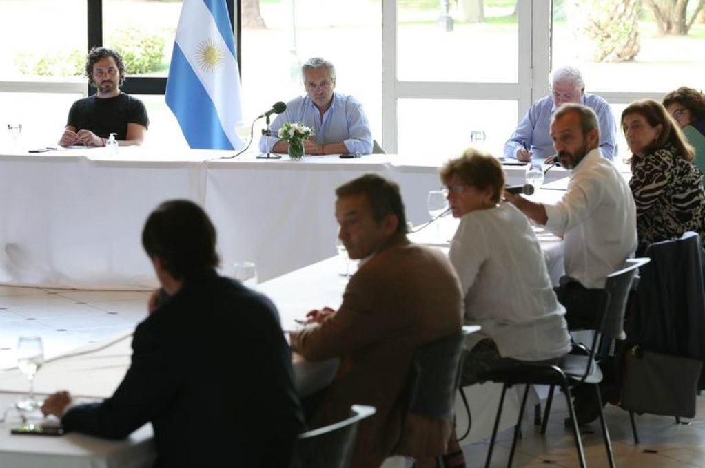 El Presidente mantiene una reunión interministerial de seguimiento con el grupo de asesores médicos y científicos sobre Coronavirus COVID-19. Alberto Fernández (Foto: Presidencia)
