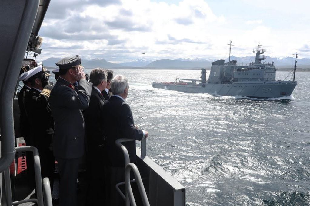 Canal Beagle  - Buque argentino ARA "San Carlos" se saluda con Buque de la Armada chilena, a bordo iba el Presidente Sebastián Piñera