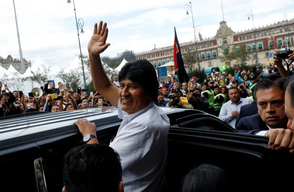 El presidente derrocado de Bolivia, Evo Morales, se va después de una ceremonia en la que fue reconocido como un invitado distinguido, frente al ayuntamiento de la Ciudad de México, México, 13 de noviembre de 2019. Crédito: REUTERS / Carlos Jasso.