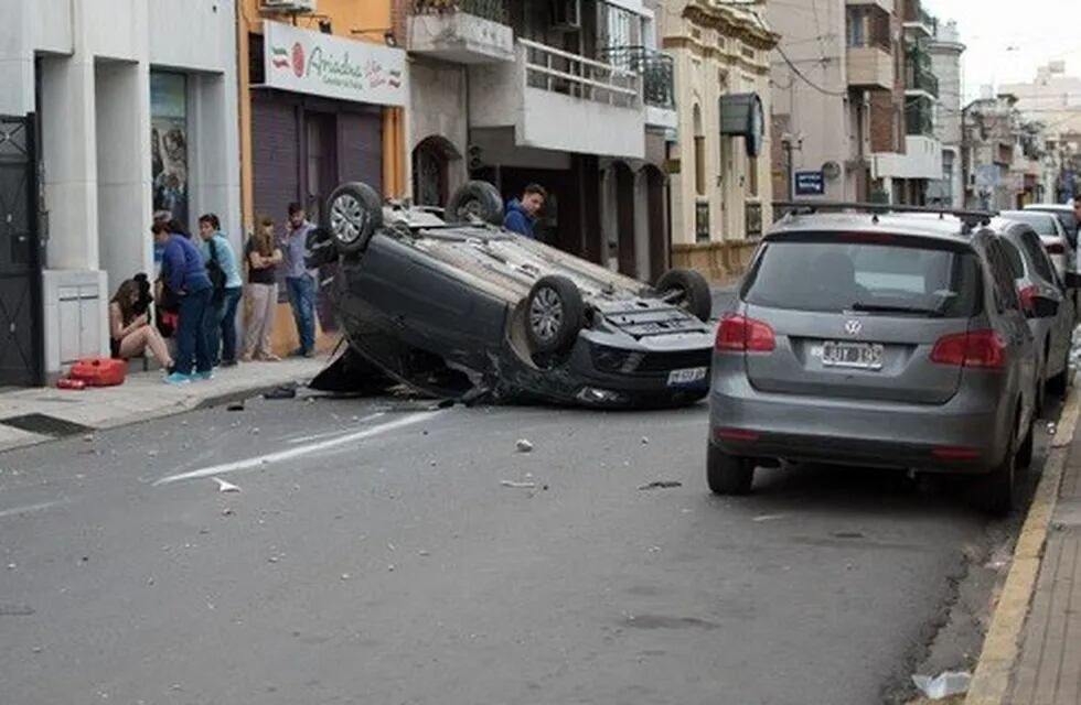 El auto quedó volcado en medio de la calle este domingo. (Facundo Traverso)