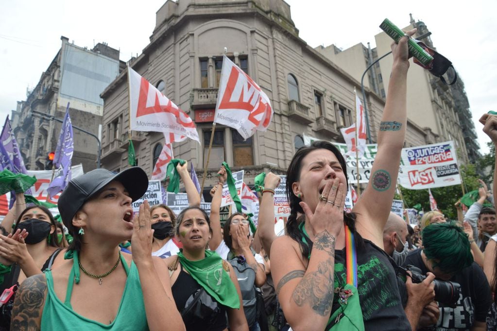 Militantes a favor del aborto legal festejan la media sanción de la ley de IVE en Diputados. (Clarín)