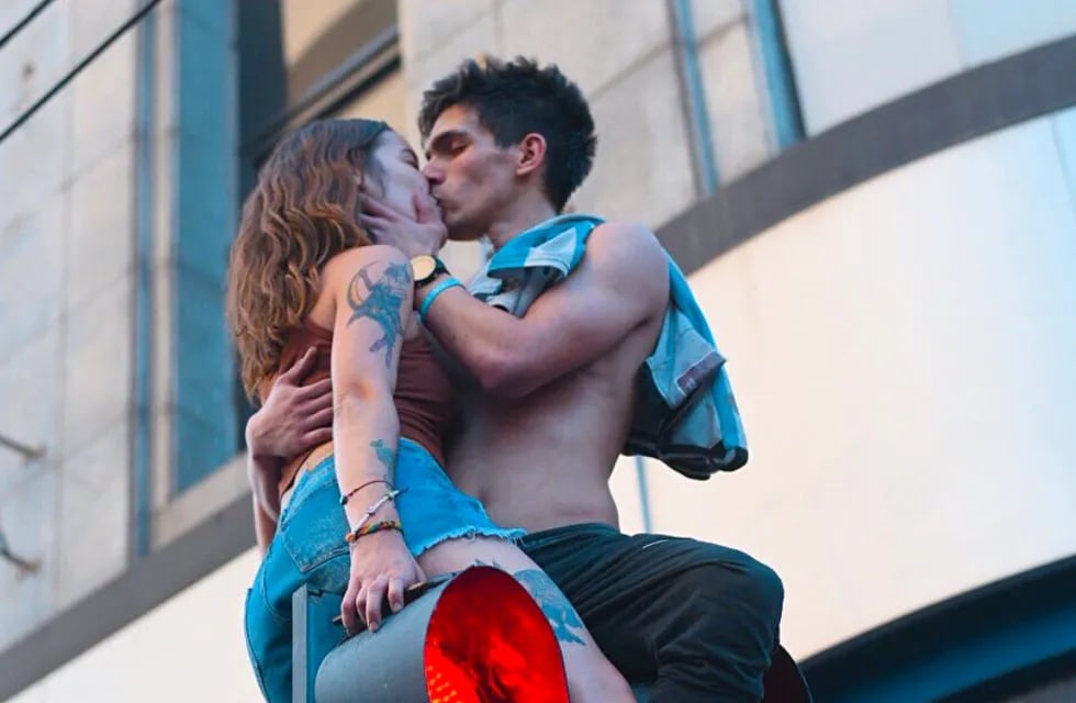 La foto viral de ambos jóvenes besándose en La Plata.