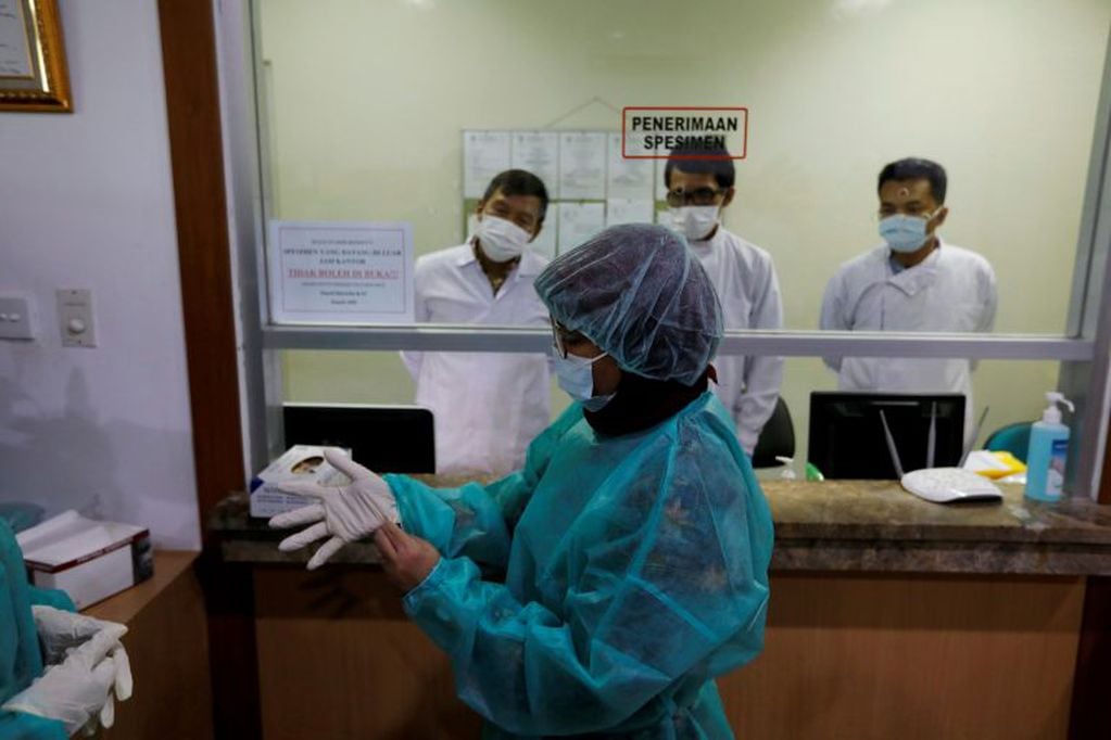 Hospitales en China compaten el coronavirus (Foto: REUTERS/Willy Kurniawan)