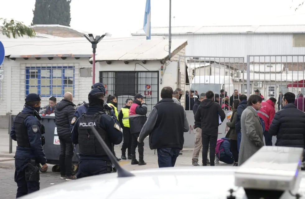 Amenaza de Bomba en la Municipalidad de Las Heras: evacuaron al personal. Foto: Prensa LH