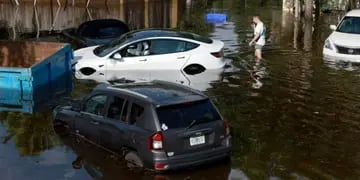 Un chubutense y su perro quedaron atrapados en un auto por las inundaciones en Florida.