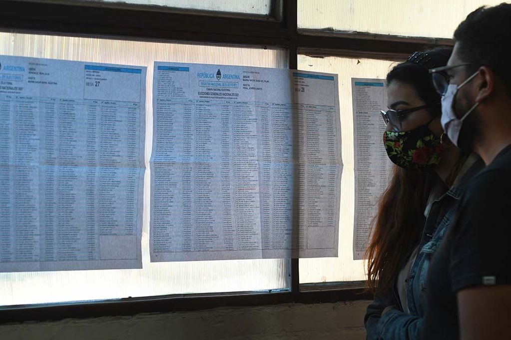 Los electores consultan los padrones en la Escuela  Patricias Mendocinas de Ciudad.
