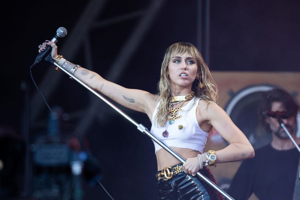 Miley Cyrus, durante su presentación en el Glastonbury de 2019. (Foto: AP)