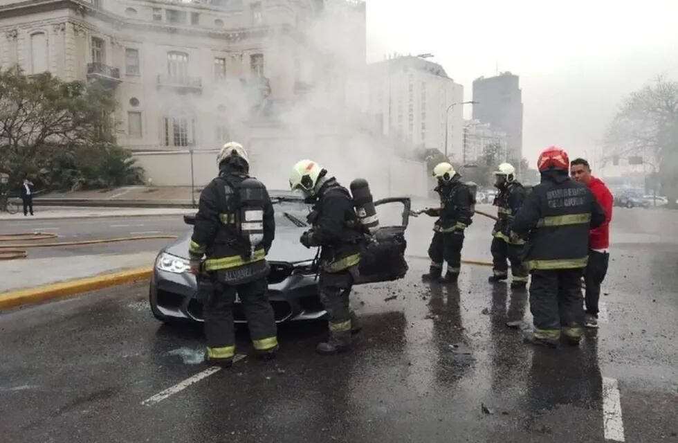 Los bomberos de la Ciudad lograron controlar las llamas del vehículo en pocos minutos.