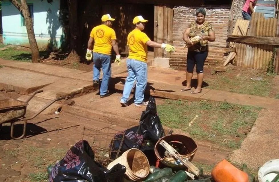 Imagen archivo. Personal del Ministerio de Salud realizando tareas de limpieza de vectores.