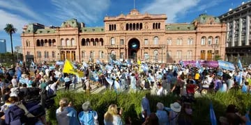 Marcha en Plaza de Mayo en contra del vacunatorio VIP (Foto: Clarín)