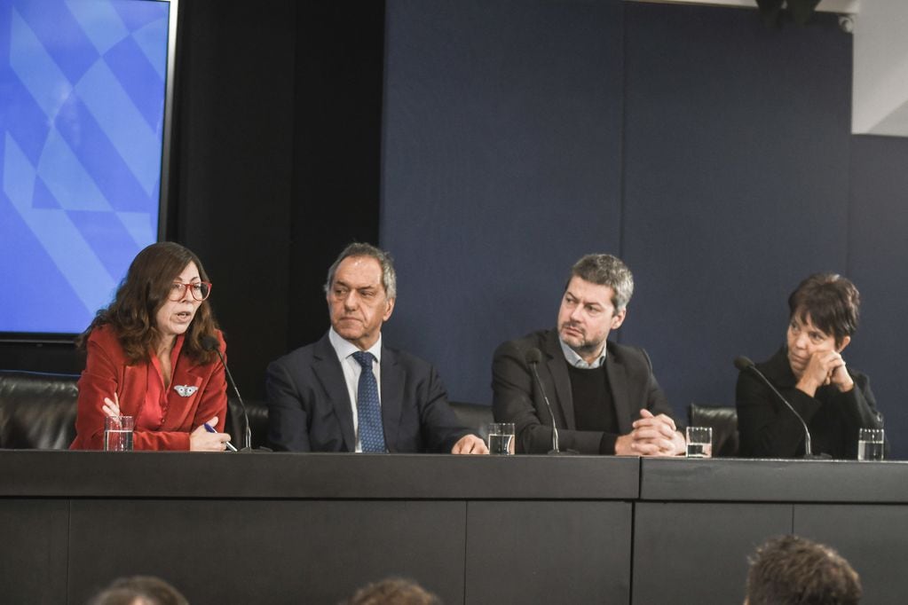Silvina Batakis anunció sus primeras medidas económicas junto a su equipo económico. 
Foto Federico López Claro