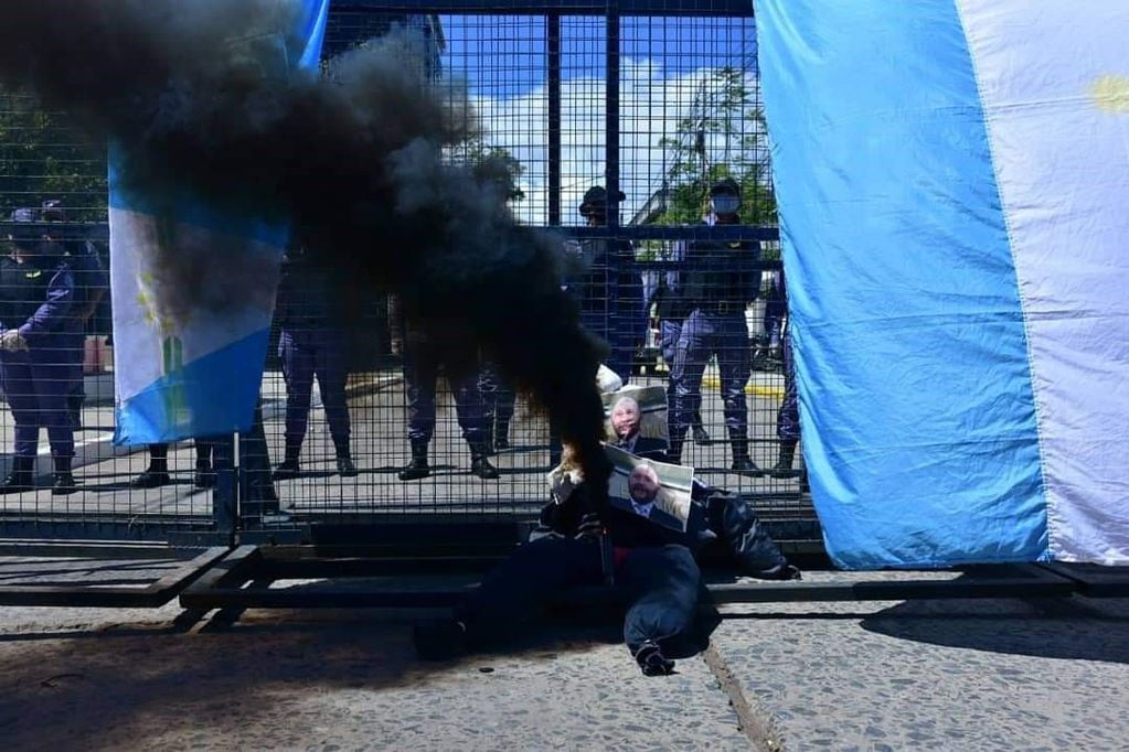 Represión policial en Formosa en contra de manifestantes tras la vuelta a fase 1 de la cuarentena.