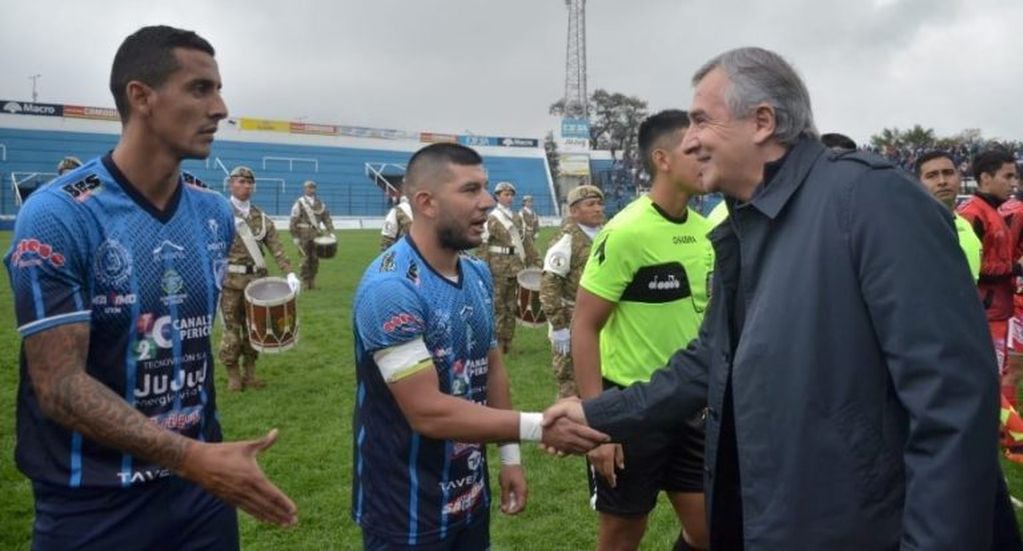El gobernador Morales saludó a la terna arbitral y los integrantes de los dos equipos que disputarían la Copa Jujuy en el estadio "23 de Agosto".