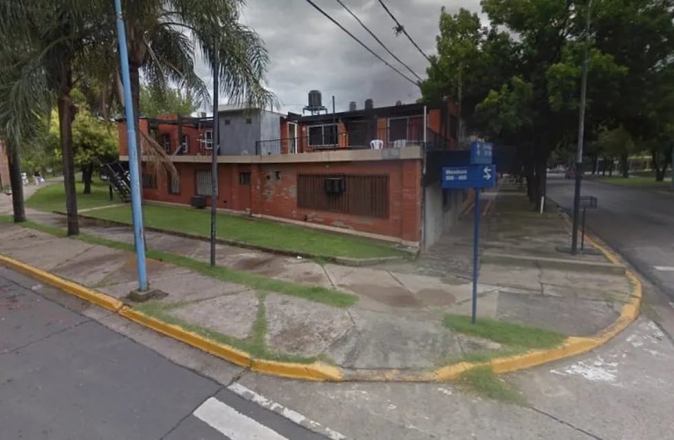 Topazzini fue encontrado sin vida en su casa en la esquina de Mendoza y 25 de Mayo, en Puerto San Martín. (Google Street View)