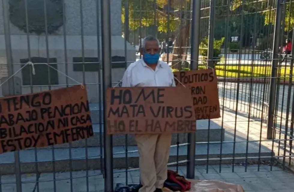 Domingo Miguel Huerto, de 64 años de edad, se encadenó a una de las rejas que cubre uno de los monumentos de la Plaza 25 de Mayo. Diario de Cuyo.