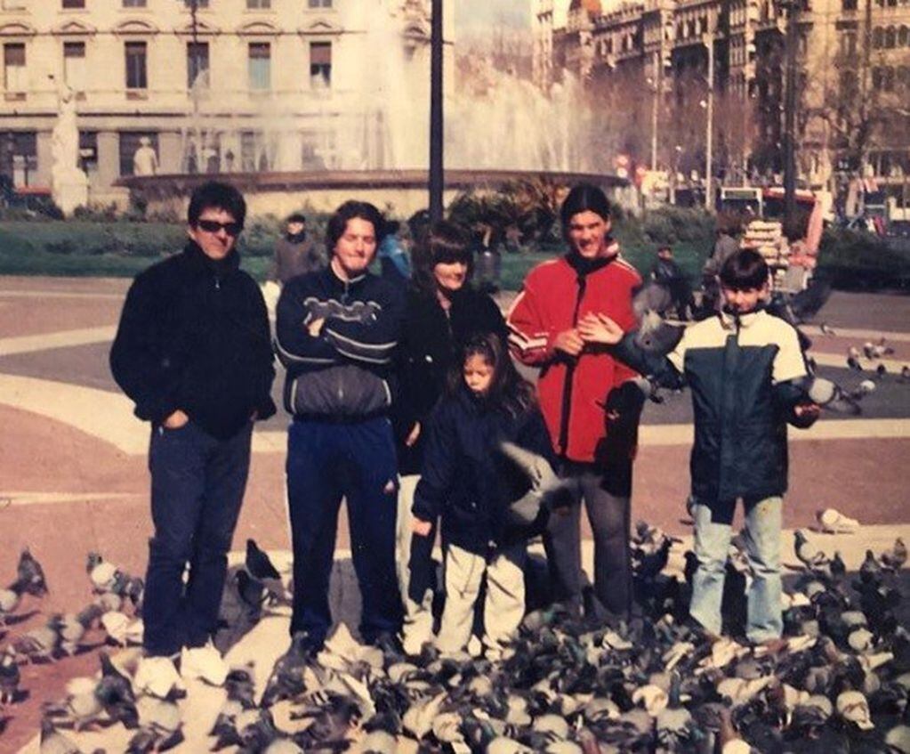 En la foto se ve a un pequeño Lionel junto a su familia en una plaza catalana. (Instagram)