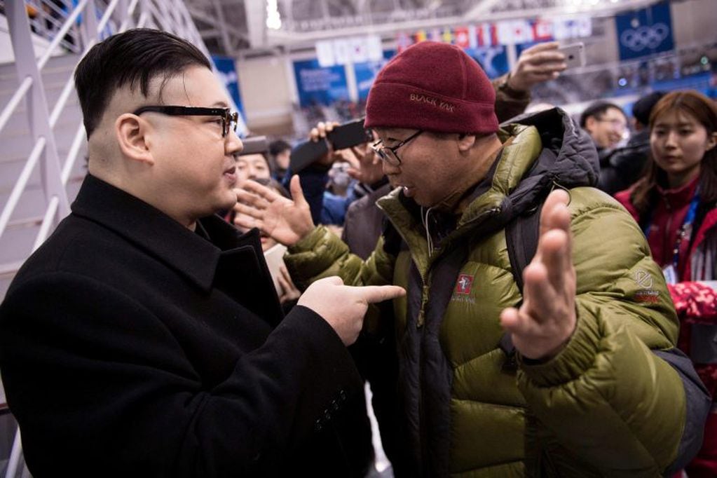 Un imitadtor de Kim Jong en el partido entre Corea unificada y Japón. Crédito: AFP / Brendan Smialowski.