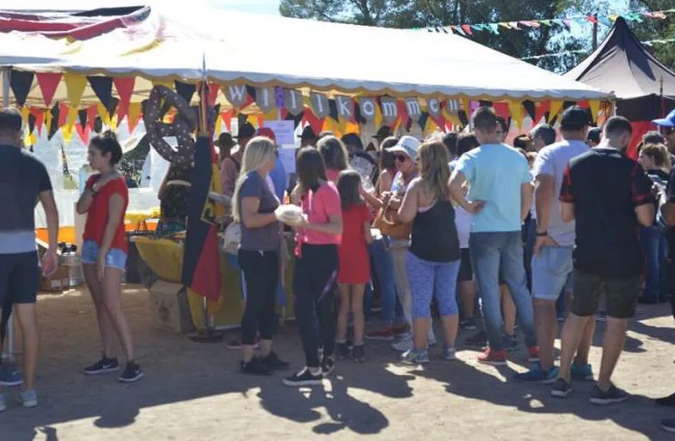 La gente pudo disfrutar de la gastronomía típica de cada colectividad (Vía Santa Rosa)