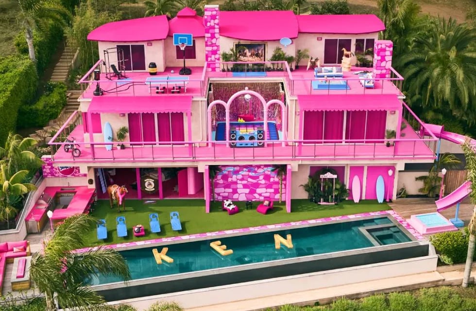 Pileta, tobogán y pista de baile: así es la casa de ensueño de Barbie que llegó a Malibú