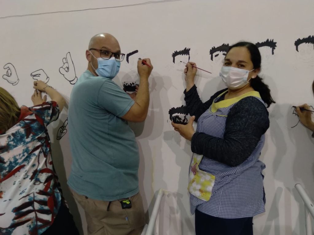 Lengua de Señas Argentina: pintaron un mural inclusivo en la Escuela 502