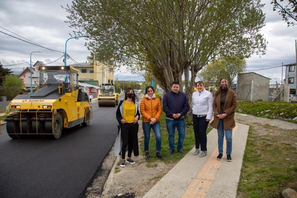 Los funcionarios visitaron la obra de repavimentación en Damiana Fique.