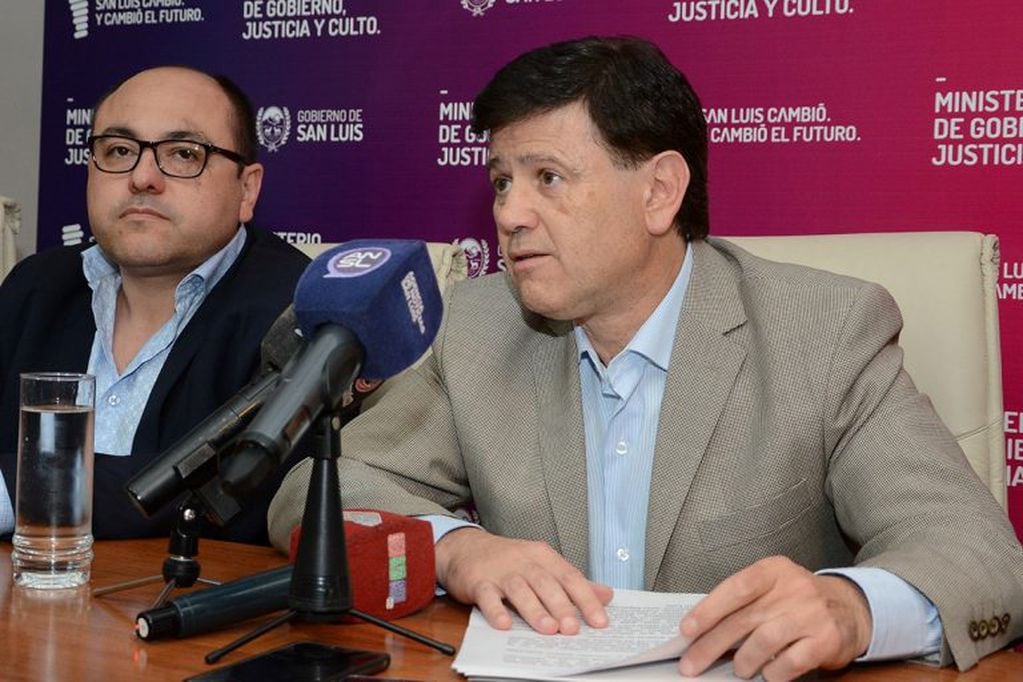 Mones Ruiz renunció a su licencia como diputado provincial.
