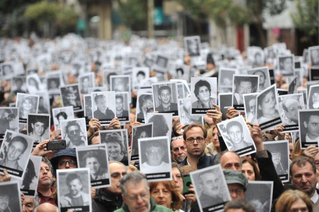 Personas participan durante un acto conmemorativo del atentado contra la mutual judía AMIA (Foto: EFE/ Enrique G. Medina)