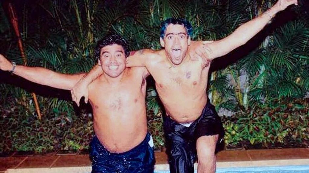 Diego Maradona y Rodrigo Bueno, pileteando en Cuba. (Archivo)