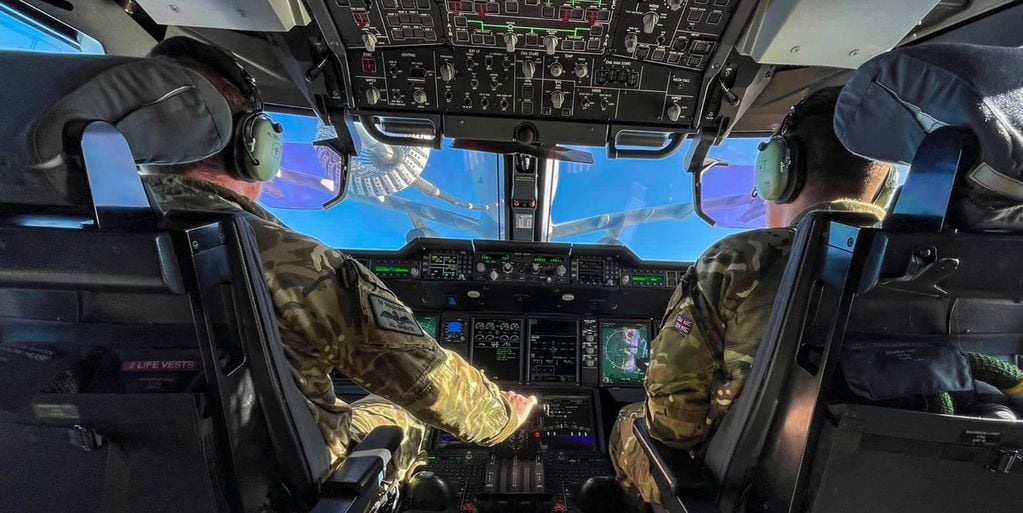 Pilotos en la cabina del A400M "Atlas" de la Royal Air Force en maniobra de combustible en vuelo. Esta unidad regresó a Malvinas con repuestos para aviones de combate. 