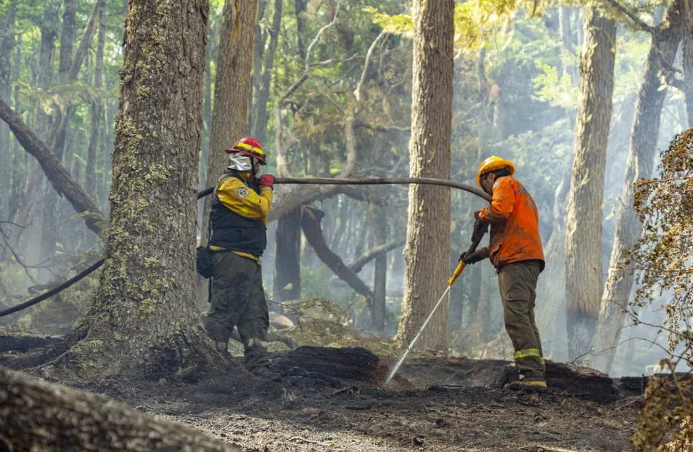 Tierra del Fuego: continúa contenido en incendio de la Reserva Provincial