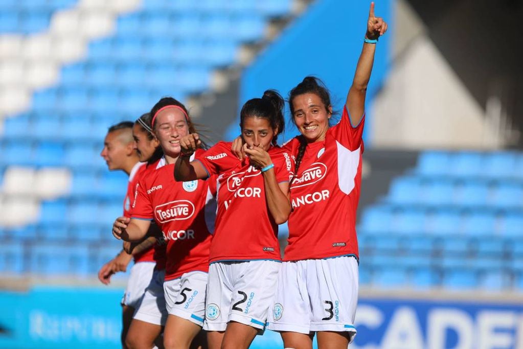 Maira Aguirre (2) y Pomu Sánchez (3) aportaron su cuota goleadora en Belgrano (Prensa CAB)