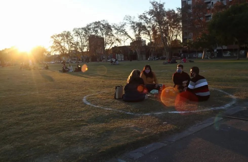 La Municipalidad de Rosario pintó círculos en parques públicos para garantizar el distanciamiento social por la pandemia de coronavirus. (@munirosario)